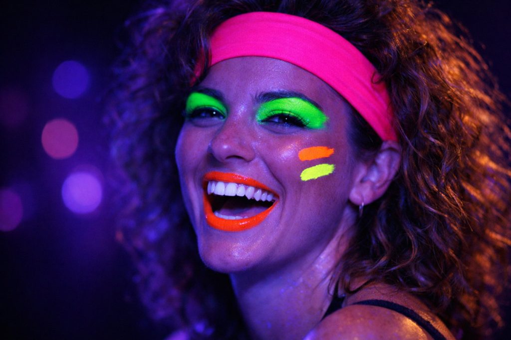 80er Make-Up im Schwarzlicht