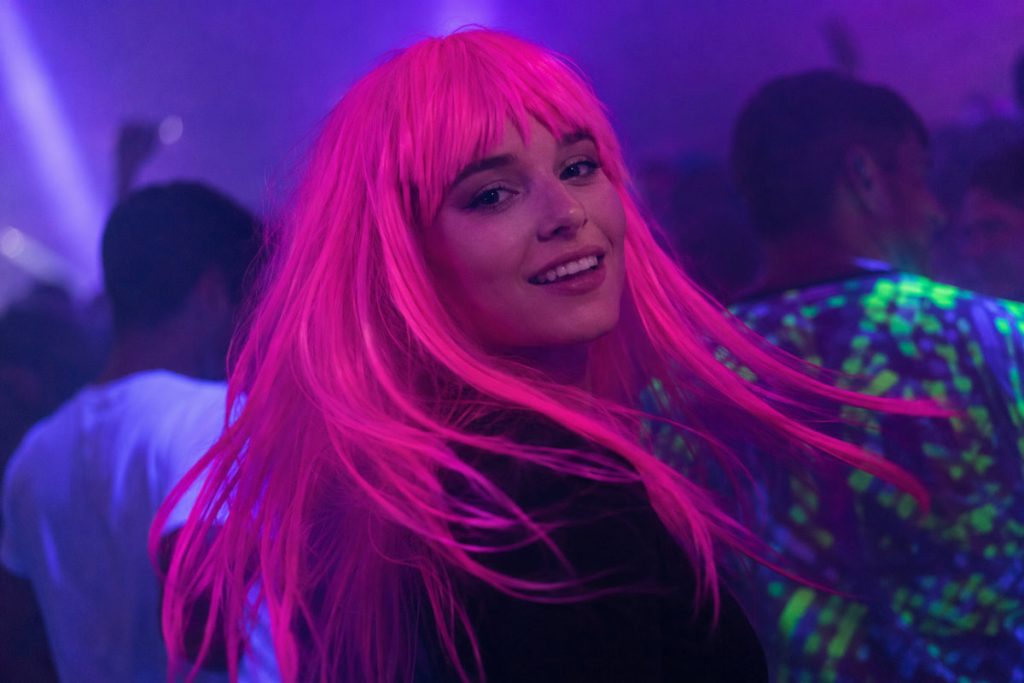Neon pinke Perücken im Schwarzlicht Pinke Perücke im Schwarzlicht