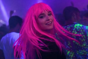 Pinke Perücke im Schwarzlicht