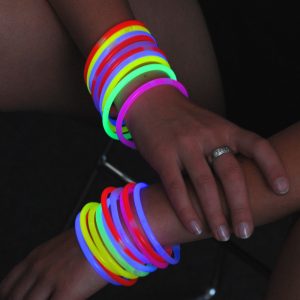 Knicklichter-Armbänder bei einem Eventlights Fotoshooting