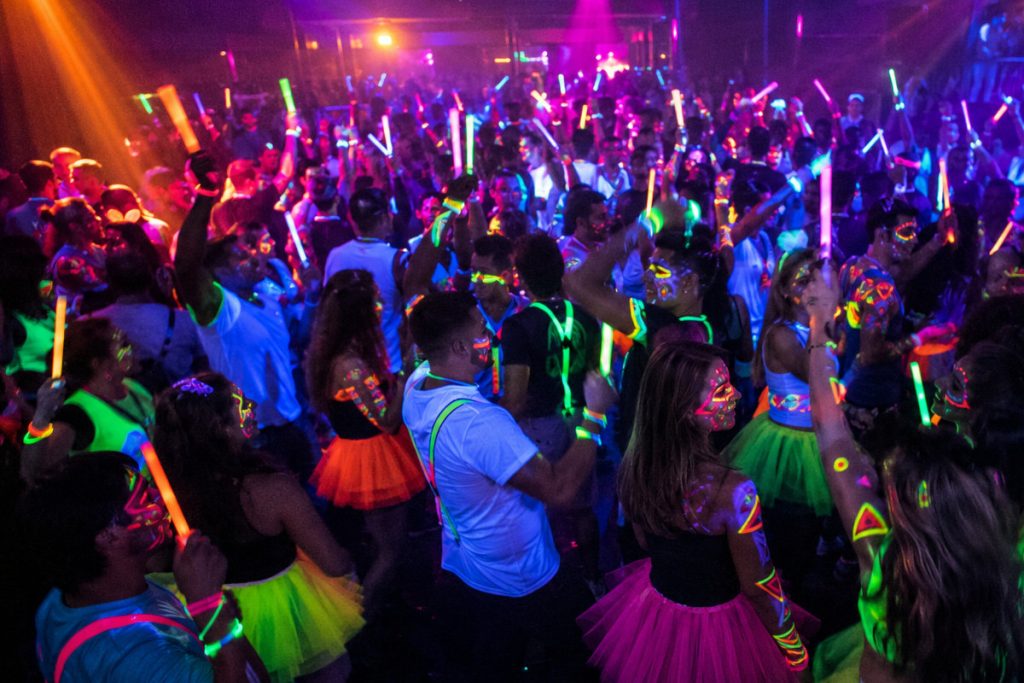 Schwarzlicht-Party mit Tutus, Bodypaint und Knicklichtern