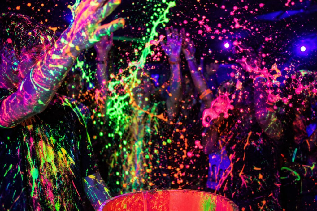 Splash Paint Moment im Schwarzlicht