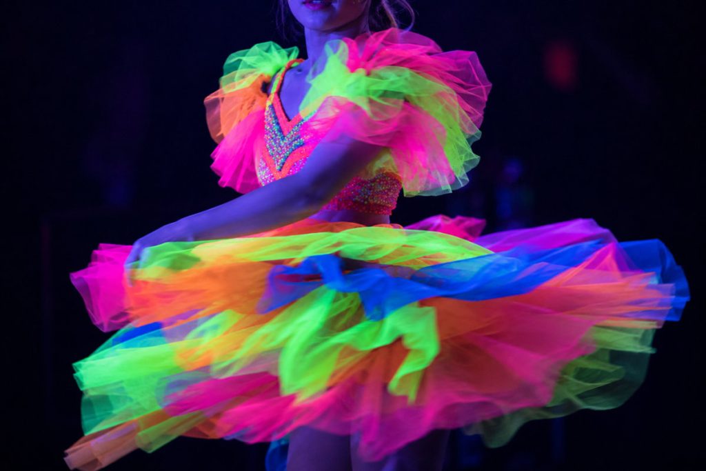 Bühnenkostüm aus Neon-Tüll im Schwarzlicht