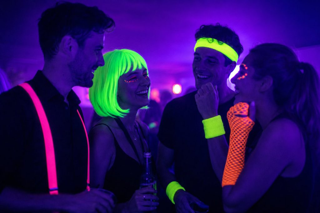 Verschiedene Neon-Accessoires im Schwarzlicht