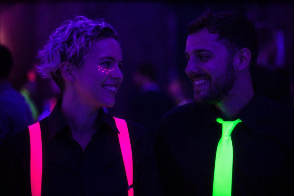 Hosenträger und Krawatte im Schwarzlicht