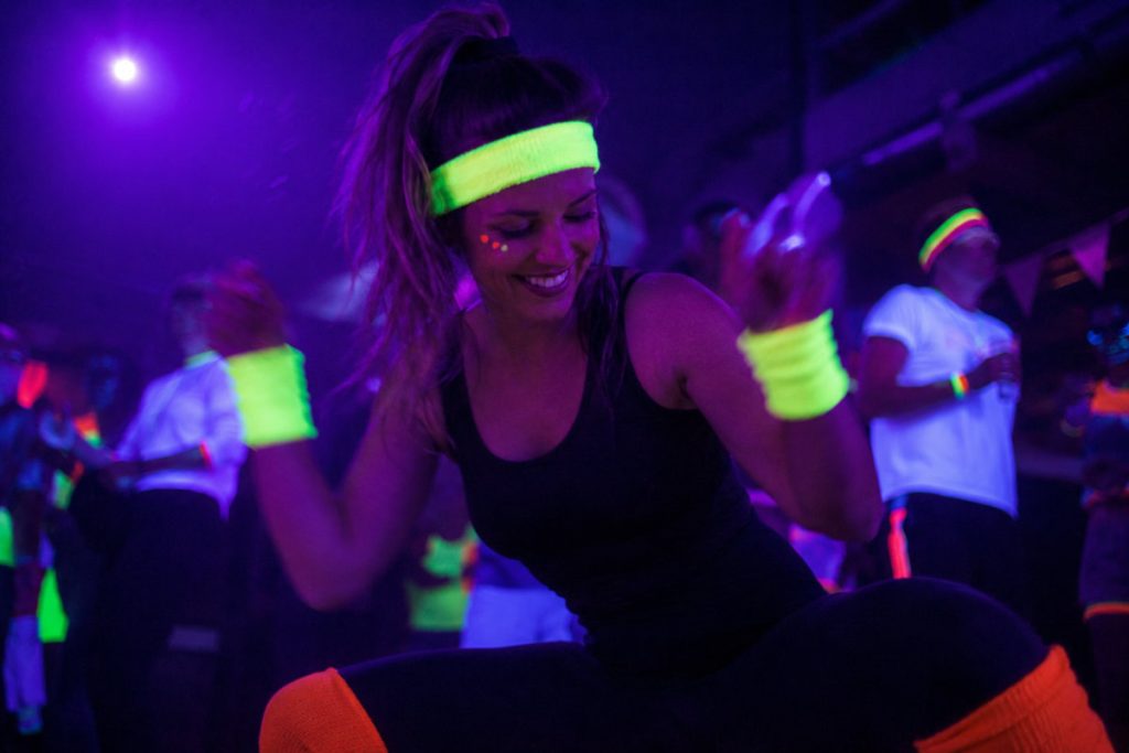 Neon-Sport-Accessoires im 80er-Look