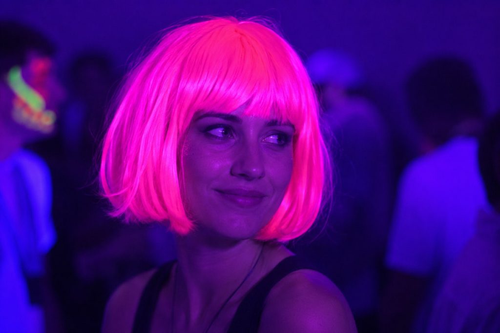Neon-Pinke-Perücke im Schwarzlicht
