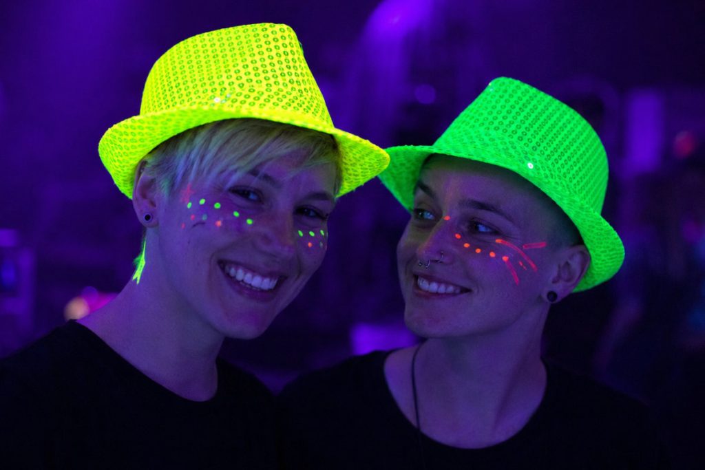 Neon Pailletten Hüte im Schwarzlicht