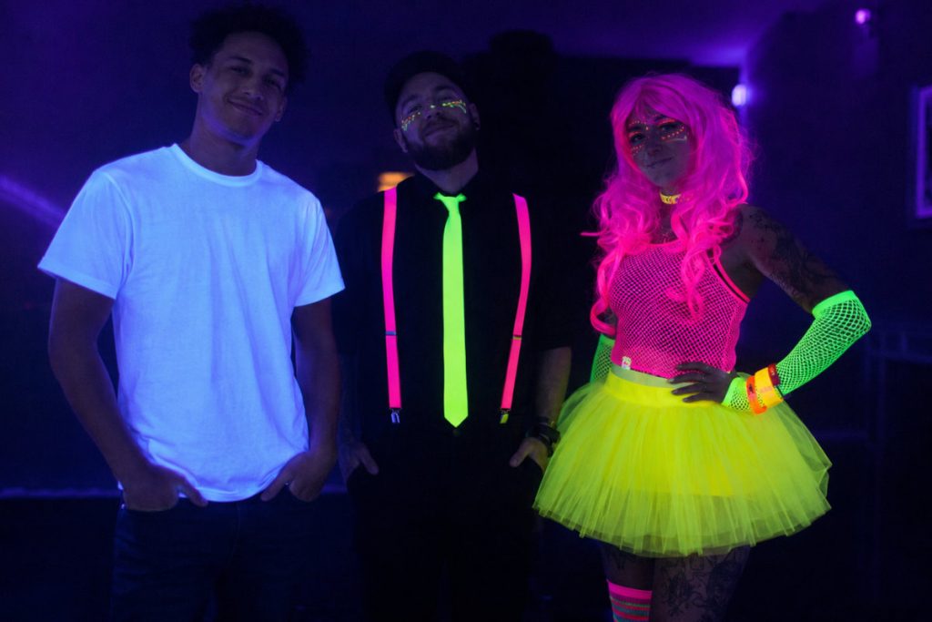 Neon Kleidung: Drei Outfit-Stile auf einer Schwarzlicht-Party