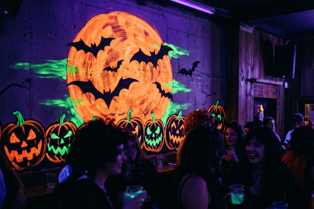 Halloween-Wandgestaltung mit oranger Neonfarbe im Schwarzlicht (Stimmungsbild, KI-generiert)